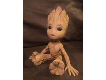 BABY GROOT SENTADO DE PLA